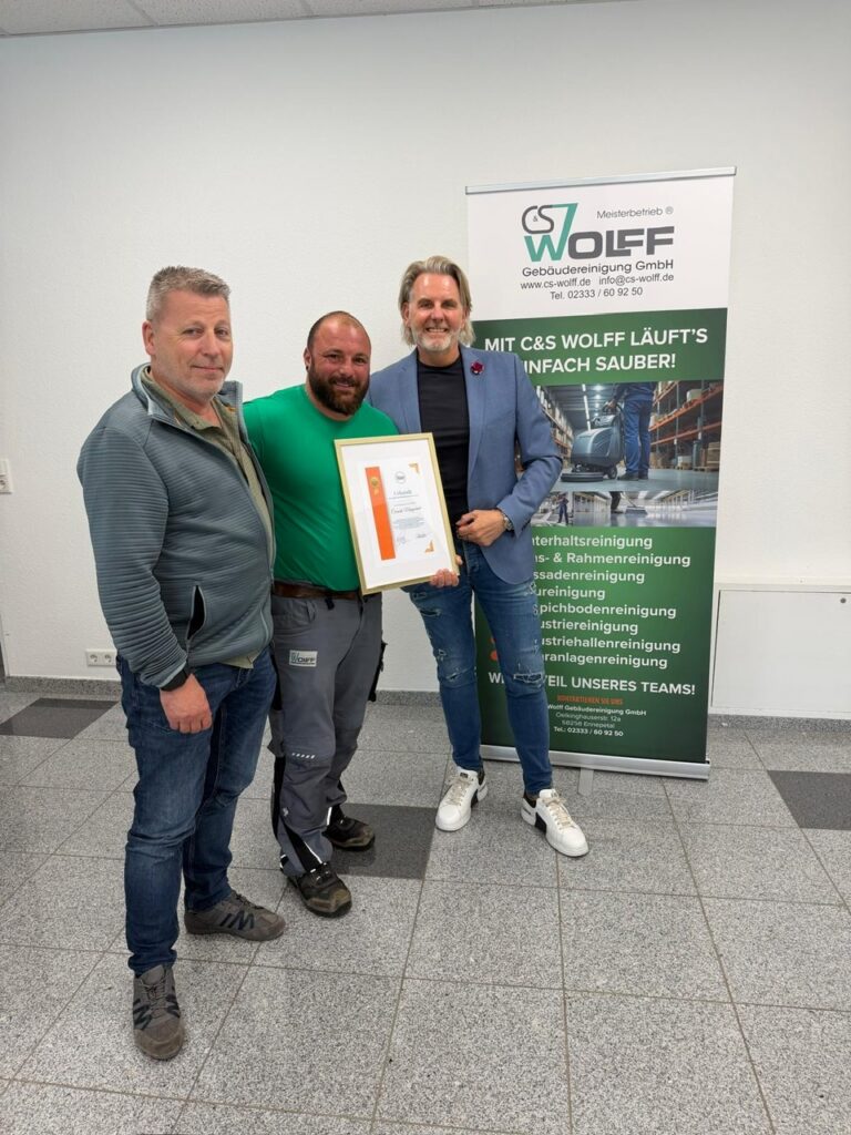 Mitarbeiter von C&S Wolff bei der Jubiläums-Ehrung im Firmenflur
