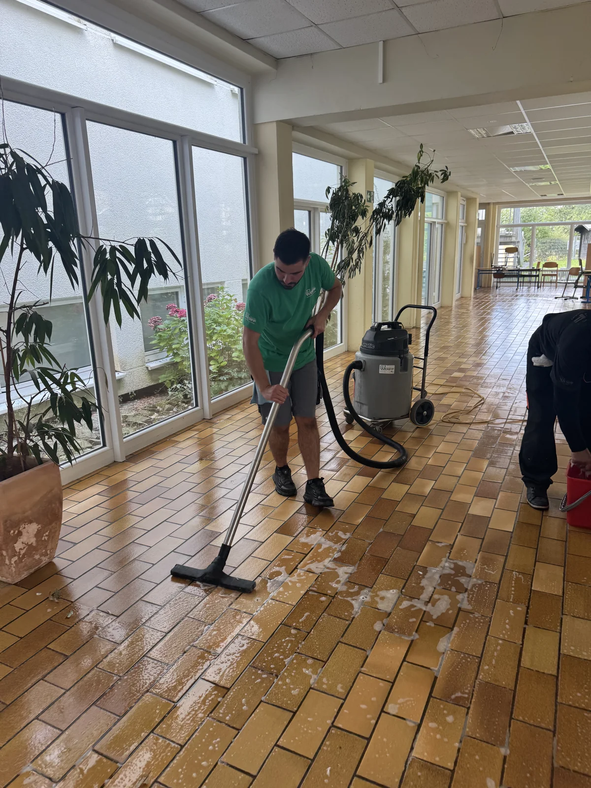 Reinigungskraft bei der Bodenreinigung nach Bauarbeiten in NRW