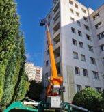Gebäudereinigung an einem Hochhaus mit Hubarbeitsbühne
