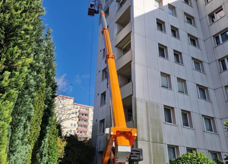 Gebäudereinigung an einem Hochhaus mit Hubarbeitsbühne